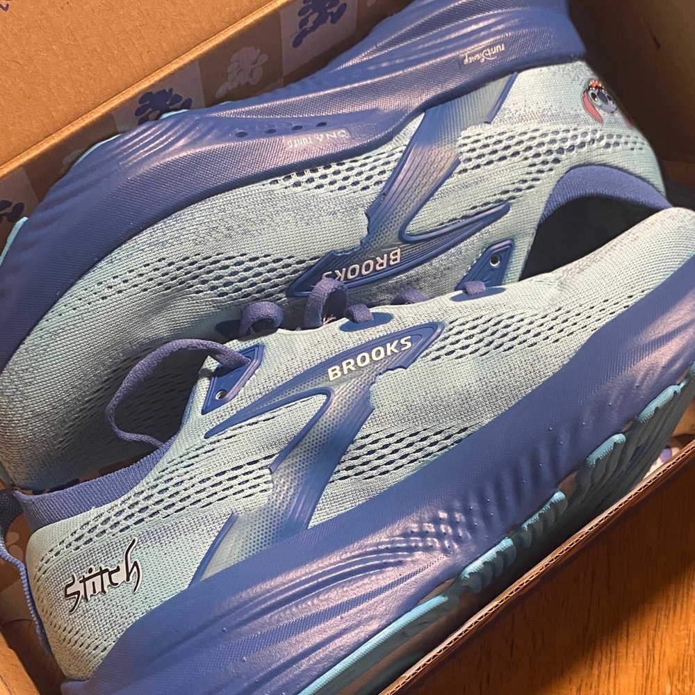 🔥 super deal Limited Edition Brooks Glycerin 22 Run Disney Stitch sneakers size8